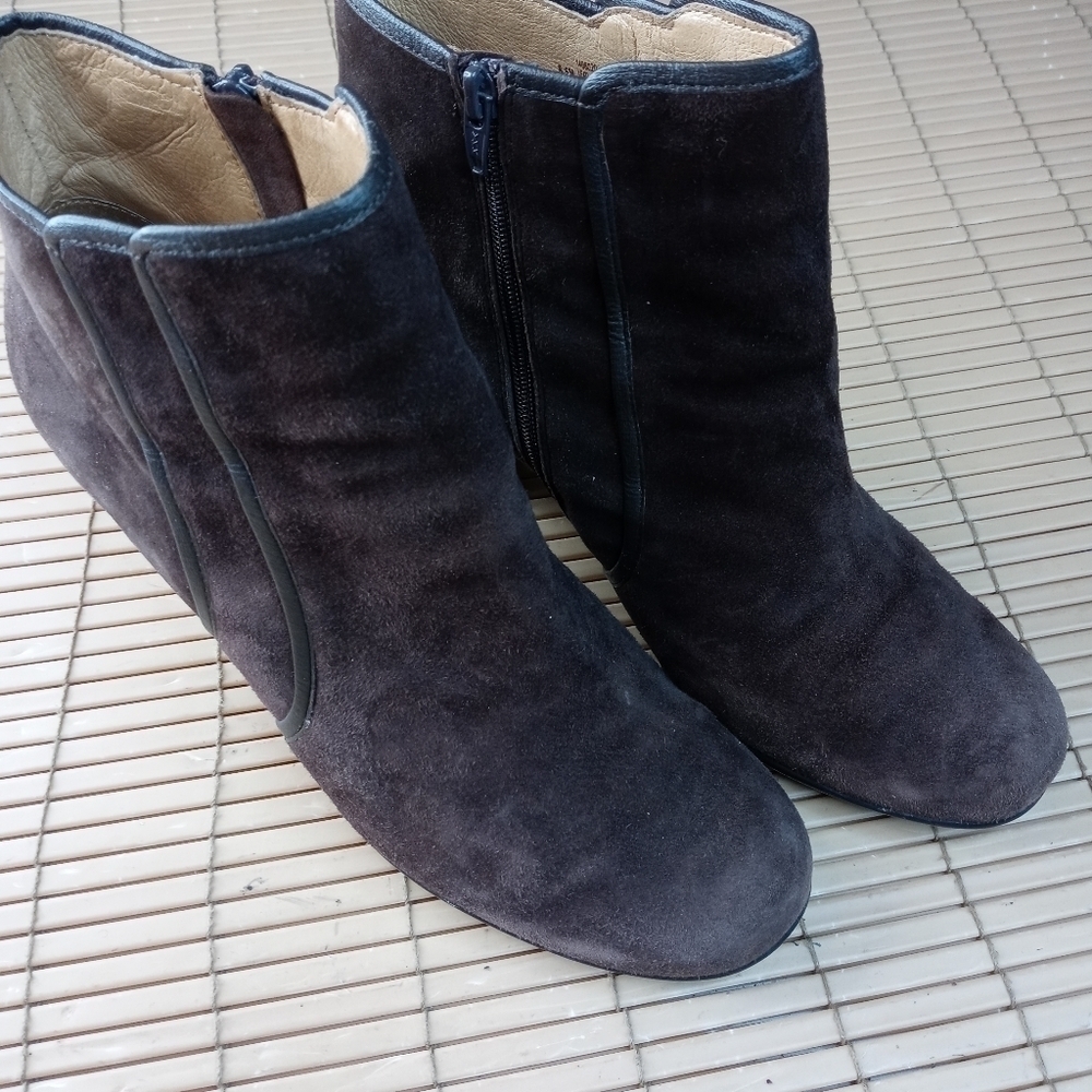 Sofft women's brown suede side zip ankle boots. 3" heel. Sz 8.5M. 234pm